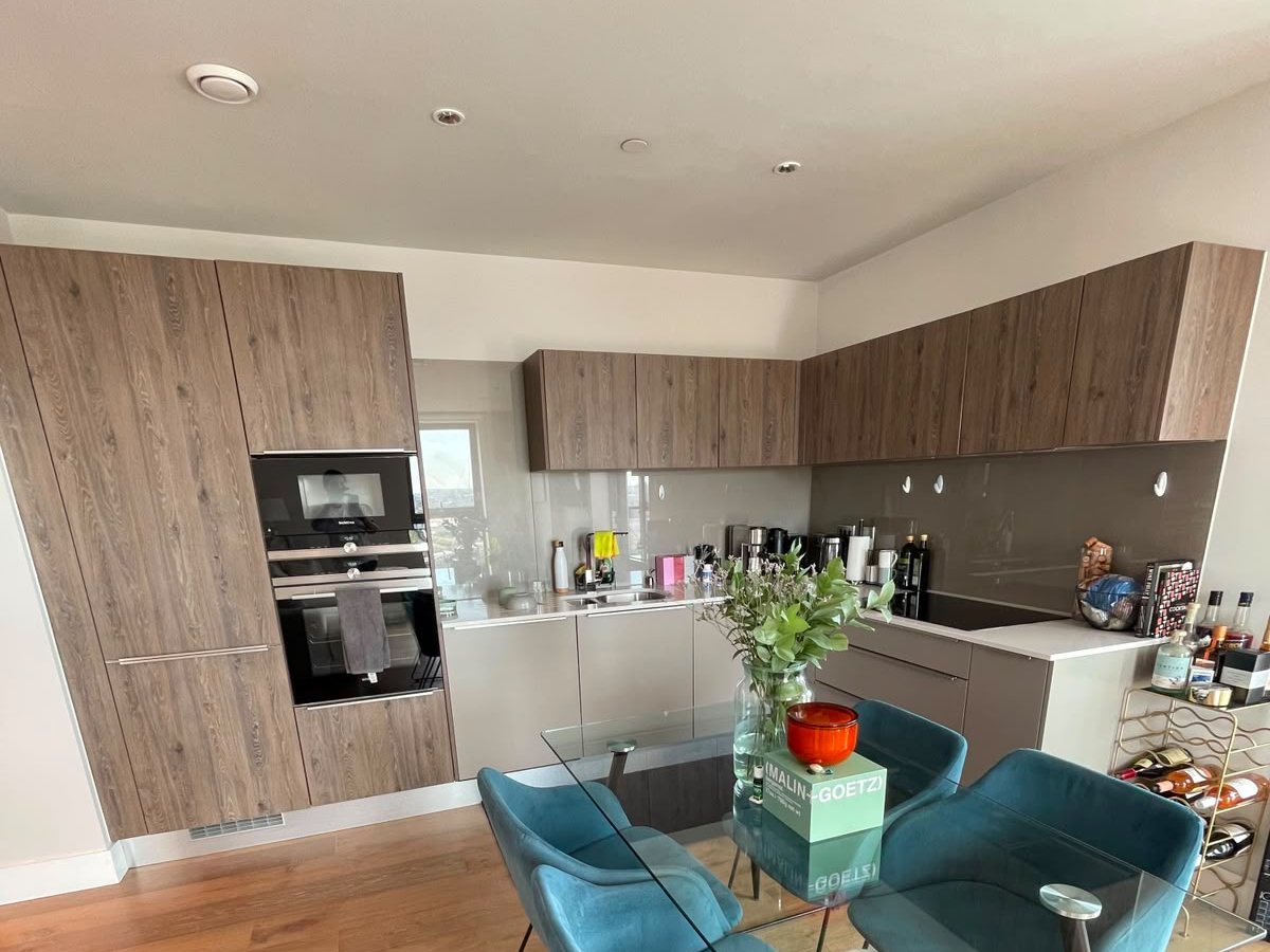 A spotless, move-in-ready kitchen in a South West London flat after an end of tenancy clean.