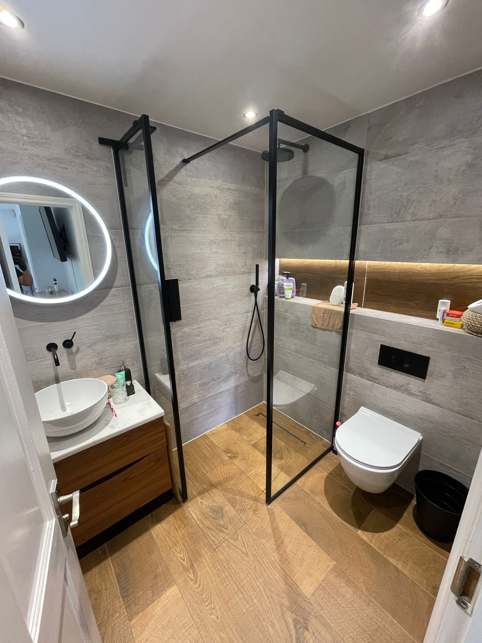 Bathroom cleaned to end of tenancy standard in South West London